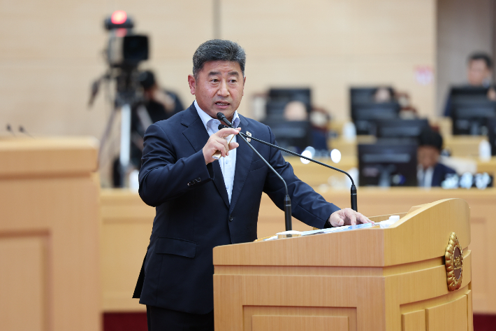 전남도의회 최정훈 의원(더불어민주당, 목포 4)은 19일 제393회 임시회 제5차 본회의 도정질문에서 재정이 취약한 지자체의 매칭 사업과 관련해 실질적 형평성이 필요하다고 주장했다. 전남도의회 제공