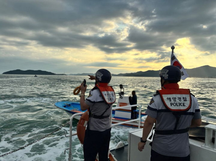 18일 오후 4시 30분쯤 전남 진도군 용호항 인근 해상에 승선원 없는 어선이 표류 중이라는 신고가 접수돼 해경이 수색을 진행하고 있다. 완도해양경찰서 제공