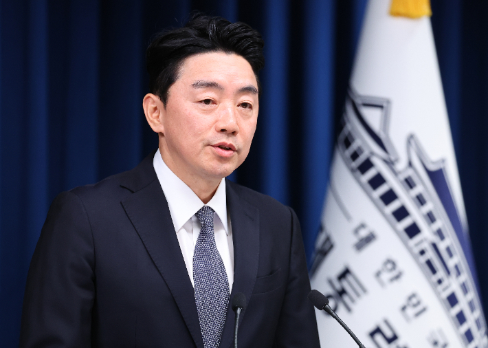 강훈식 대통령 비서실장이 19일 용산 대통령실에서 청년의 날을 맞아 진행했던 청년 주간 행사 관련 브리핑을 하고 있다. 연합뉴스