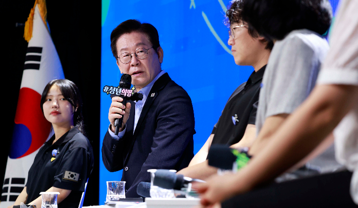 이재명 대통령이 19일 서울 마포구 구름아래 소극장에서 열린 2030 청년 소통·공감 토크콘서트에서 발언하고 있다. 연합뉴스