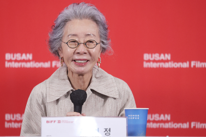 배우 윤여정이 19일 부산 해운대구 영화의전당에서 열린 제30회 부산국제영화제(BIFF) '결혼 피로연' 기자간담회에서 질문을 듣고 있다. 연합뉴스