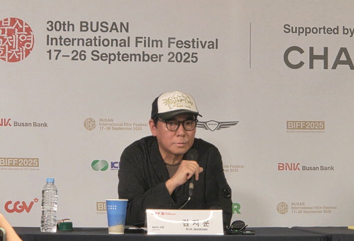 19일 오후 부산 해운대구 동서대학교 센텀캠퍼스에서 열린 기자간담회에 참석한 샤넬×BIFF 아시아영화아카데미(CHANEL×BIFF ASIAN FILM ACADEMY) 교장 김지운 감독. 최영주 기자