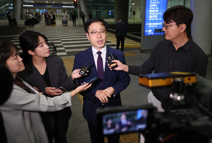 취재진에 둘러싸인 여한구 통상교섭본부장     (영종도=연합뉴스) 김성민 기자 = 여한구 산업통상자원부 통상교섭본부장이 19일 오전 인천국제공항 제2여객터미널을 통해 귀국하며 취재진 질문에 답하고 있다. 2025.9.19     ksm7976@yna.co.kr (끝)   <저작권자(c) 연합뉴스, 무단 전재-재배포, AI 학습 및 활용 금지> 연합뉴스