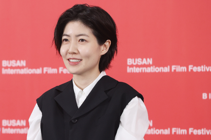 배우 심은경이 20일 부산 해운대구 영화의전당에서 열린 제30회 부산국제영화제 경쟁 부문 '여행과 나날' 기자회견에서 질문을 듣고 있다. 연합뉴스