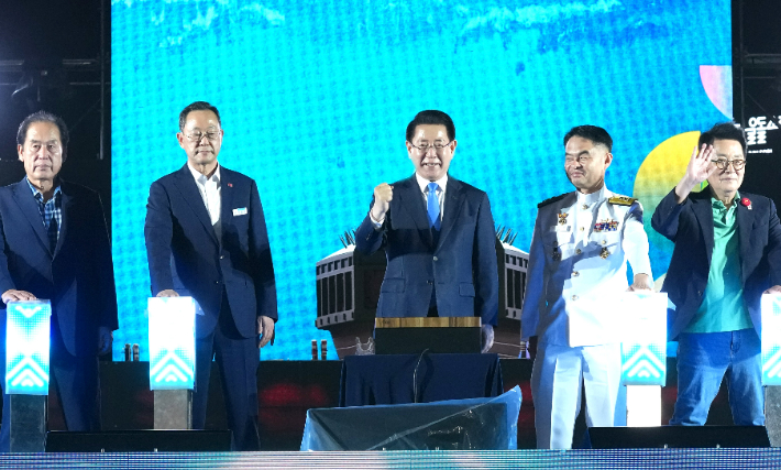 김영록 전라남도지사가 19일 해남 우수영관광지에서 열린 '2025 명량대첩축제 개막식'에 참석, 주요내빈들과 기념촬영을 하고 있다.  전라남도 제공