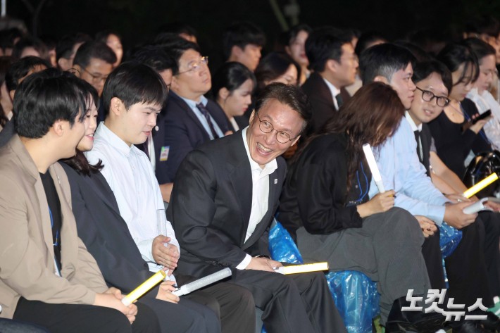 청년들과 인사하는 김민석 총리