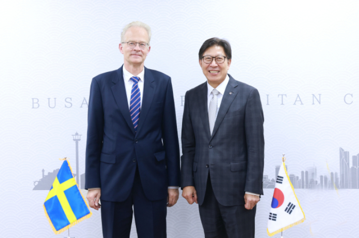 박형준 부산시장이 칼-울르프 안데르손(Karl-Olof Andersson) 주한 스웨덴 대사와 만나 협력 증진 방안을 논의했다. 부산시 제공 