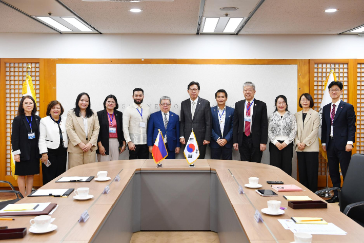 박형준 부산시장이 주한 필리핀 대사 대리, 필리핀-한국경제위원회 무역사절단과 만나 무역·투자 협력 방안 등을 논의했다. 부산시 제공 