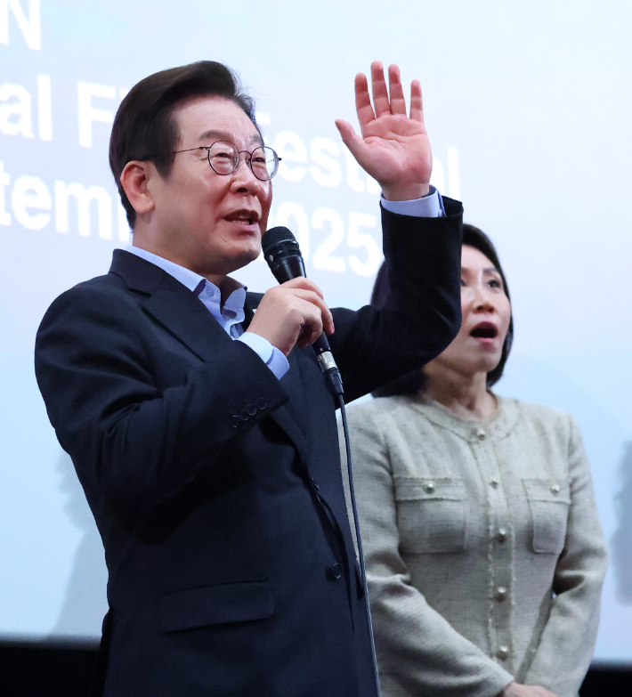  이재명 대통령이 20일 부산 해운대구 영화의전당에서 부산국제영화제 공식상영작 '극장의 시간들' 관람 후 감독, 배우들과 무대에 올라 발언하고 있다. 연합뉴스