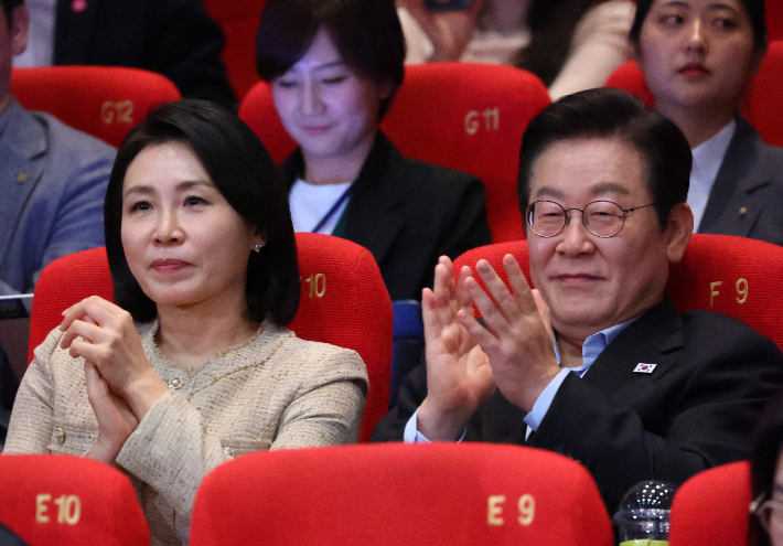 이재명 대통령과 김혜경 여사가 20일 부산 해운대구 영화의전당에서 열린 부산국제영화제 공식상영작 '극장의 시간들' 관람 후 박수를 치고 있다. 연합뉴스