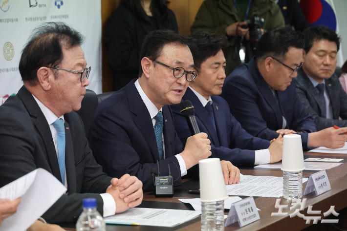 송치영 소상공인연합회장이 지난 4월 2일 서울 여의도에서 열린 더불어민주당-소상공인연합회 민생경제 현장 간담회에서 모두발언을 하고 있다. 윤창원 기자