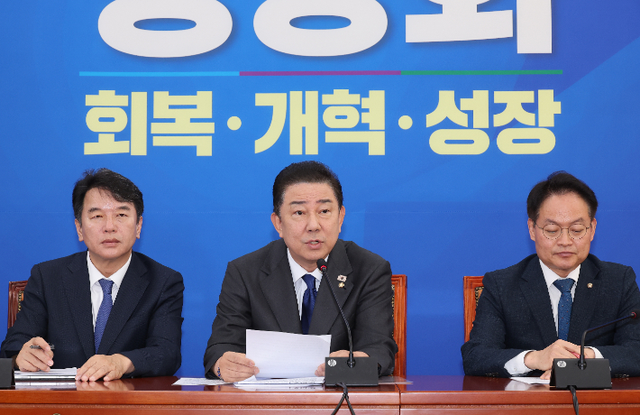 더불어민주당 김병기 원내대표가 21일 서울 여의도 국회에서 취임 100일 기자간담회를 하고 있다. 연합뉴스