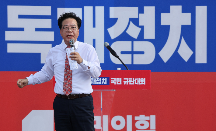 국민의힘 송언석 원내대표가 21일 대구 동구 동대구역 광장에서 열린 '야당탄압·독재정치 국민 규탄대회'에서 발언하고 있다. 연합뉴스
