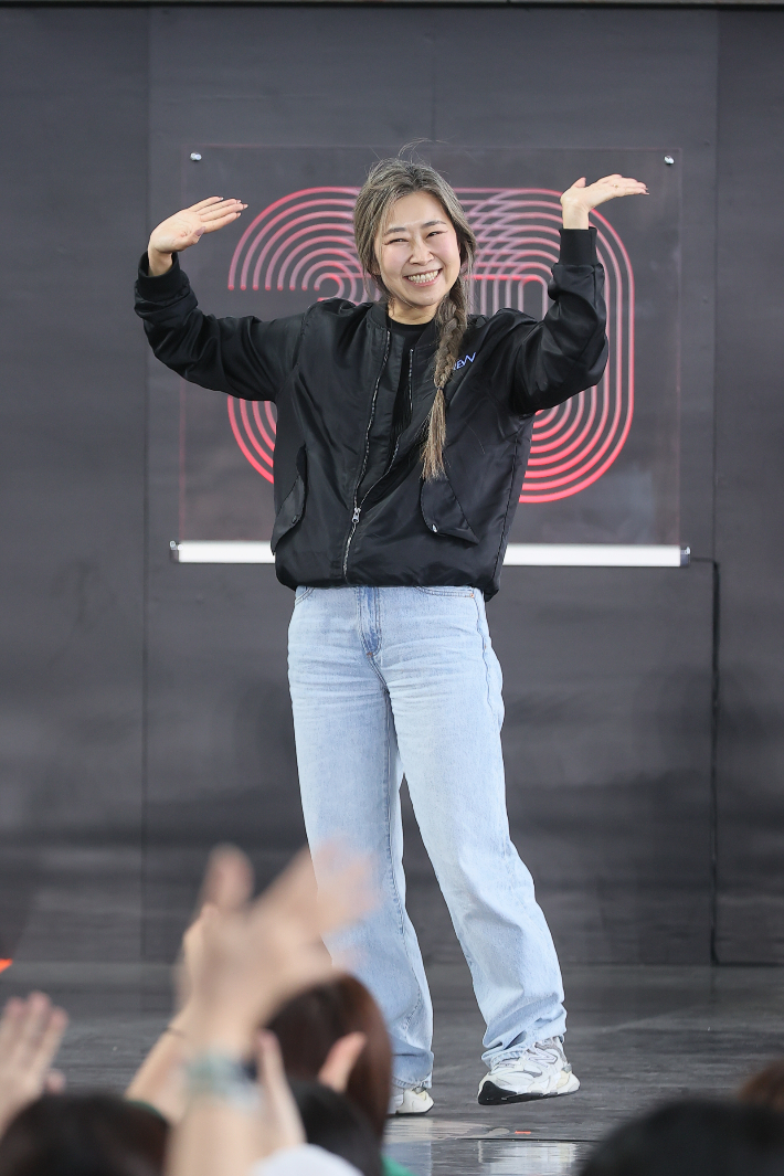 매기 강 감독이 21일 부산 해운대구 우동 영화의전당에서 열린 제30회 부산국제영화제 '케이팝 데몬 헌터스' 오픈토크에서 기념촬영을 하고 있다. 연합뉴스
