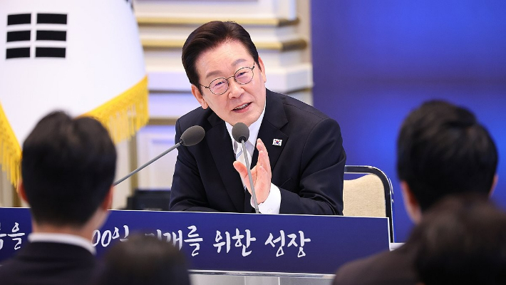 이재명 대통령이 11일 청와대 영빈관에서 열린 취임 100일 기자회견 '회복을 위한 100일, 미래를 위한 성장'에서 발언하고 있다. 연합뉴스