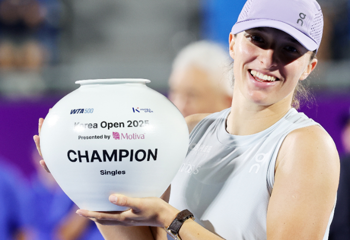 21일 오후 서울 송파구 올림픽공원 테니스경기장에서 열린 여자프로테니스(WTA) 투어 코리아 오픈 단식 결승에서 우승한 이가 시비옹테크가 시상대에서 도자기 우승 트로피를 들고 기뻐하고 있다. 연합뉴스