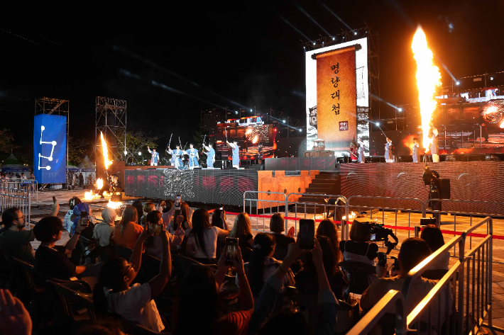 2025 명량대첩축제가 남도의 전통문화와 최첨단 디지털 기술을 융복합한 창의적 콘텐츠 등으로 17만 8천여 명의 관람객을 끌어모으며 21일 폐막했다. 전라남도 제공
