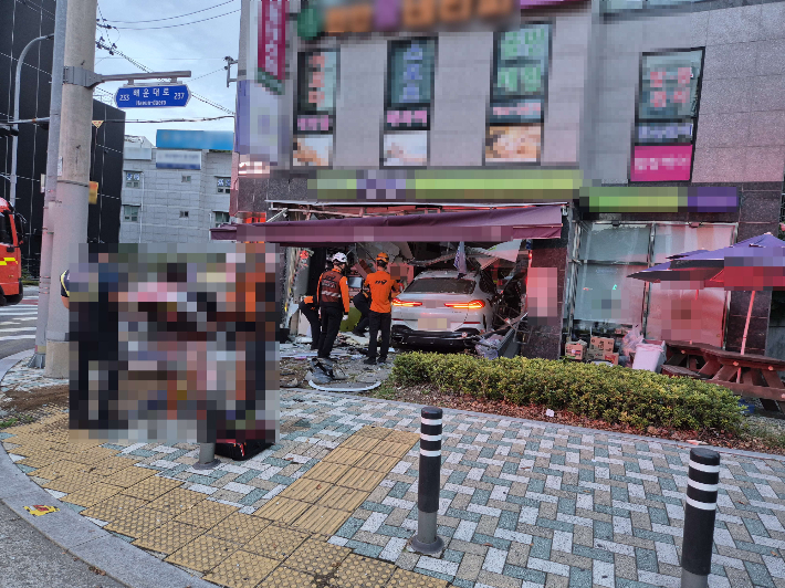 22일 부산 해운대구 차량 편의점 돌진 사고 현장. 부산경찰청 제공