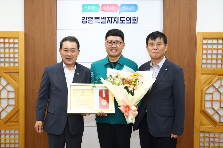 '2025 한국을 빛낸 사회발전 대상' 지방의정부문 대상을 수상한 최재민 의원(가운데)이 김시성 강원도의회 의장(사진 왼쪽)으로부터 축하를 받고 있다. 강원도의회 제공 