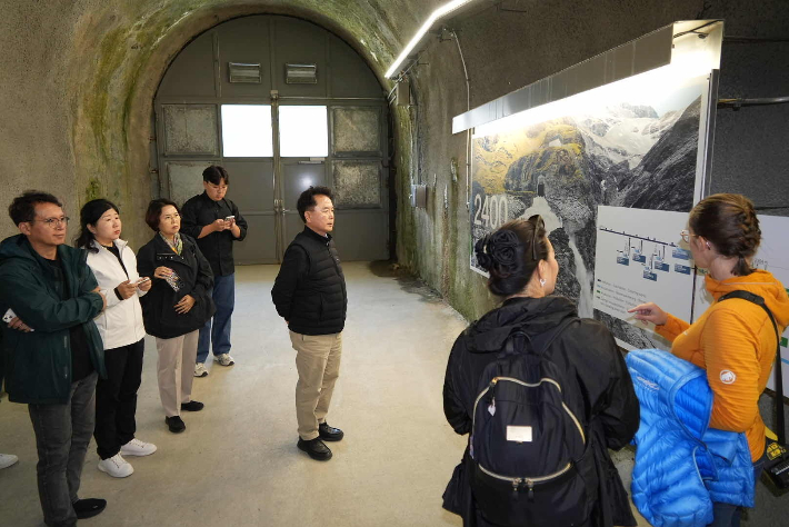 육동한 춘천시장과 춘천시 대표단은 현지시간 21일 스위스 발레주(Valais)에 위치한 그랑데디상스 댐을 방문해 분산형 전력생산과 관광자원화 전략을 집중 점검했다. 춘천시 제공