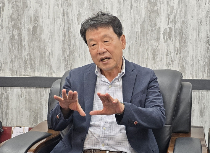 김한수 전 배재대 부총장이 자신의 교육 철학에 대해 설명하고 있다. 인상준 기자