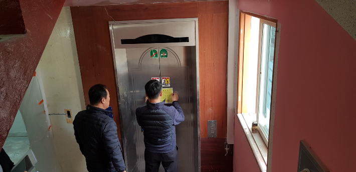 광주시는 오는 10월24일까지 한국승강기안전공단, 자치구, 시민단체와 함께 불법 운행 승강기 모니터링을 실시한다고 22일 밝혔다.  광주광역시 제공