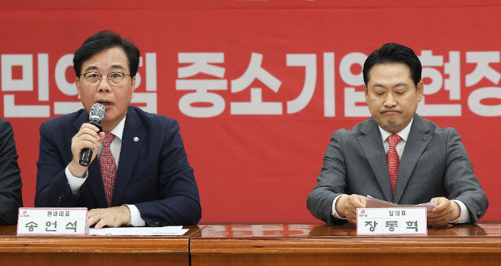 국민의힘  송언석 원내대표가 22일 경북 경산시 경산산업단지관리공단에서 열린 국민의힘 중소기업 현장최고위원회의에 참석해 발언하고 있다. 연합뉴스