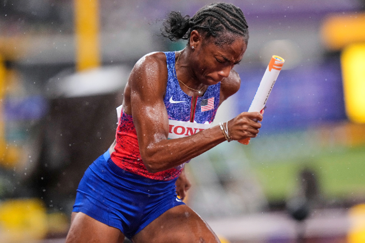 제퍼슨이 21일 일본 도쿄 국립경기장에서 열린 2025 세계육상선수권 여자 400ｍ 계주 결선에서 미국 1번 주자로 나서 역주하고 있다. 연합뉴스