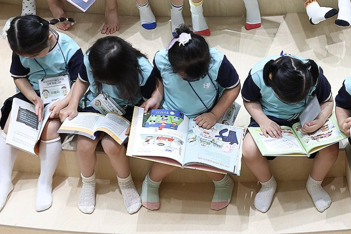 책 읽는 어린이들. 기사 내용과 직접적 관련 없는 사진. 연합뉴스