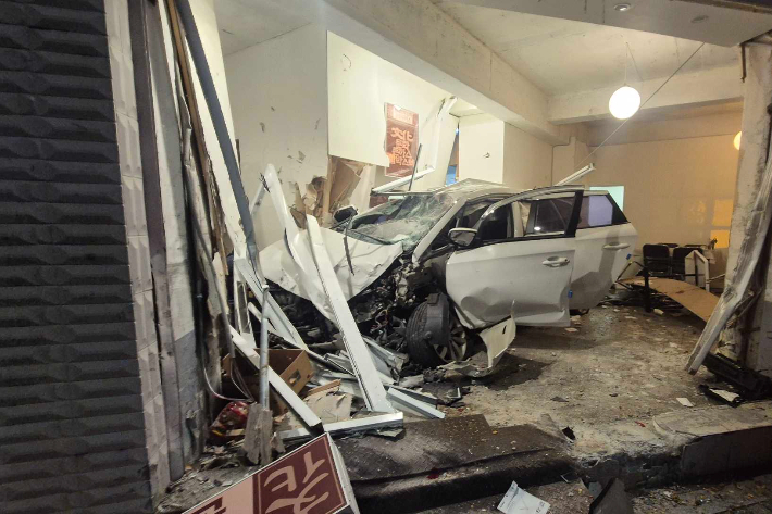 지난 21일 오후 8시 18분쯤 춘천시 효자동 강원사대부고 인근에서 A(37)씨가 몰던 카렌스 승용차가 음식점으로 돌진했다. 강원소방본부 제공