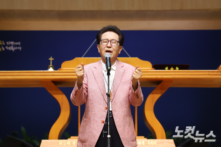 장욱조 목사는 1980년대 '고목나무' 등으로 인기를 얻었으며, 총신대 신대원을 졸업한 뒤 한국복음성가협회 회장을 역임하고 일산한소망교회 선교목사로 섬기고 있다. 유상원 아나운서