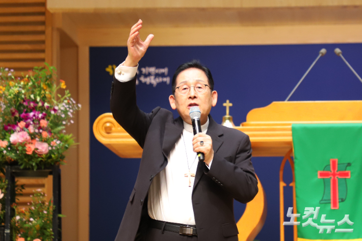 노문환 목사는 1970년대 '늘노래선교단'을 이끌었으며, CBS-TV 힐링콘서트 진행과 Acts29 미니스트리 대표 등으로 활동하고 있다. 유상원 아나운서