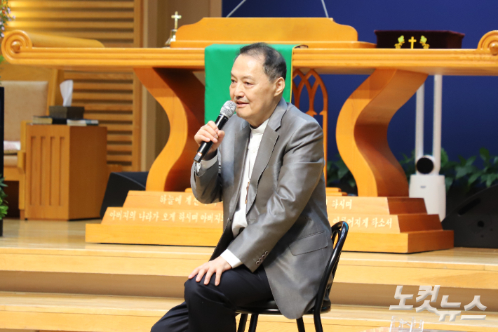 김민식 전도사는 1980년대 탤런트와 가수로 활동한 뒤 한국복음성가협회 회장을 역임했으며, 현재 리더십 연구소 '하늘로'의 대표를 맡고 있다. 유상원 아나운서