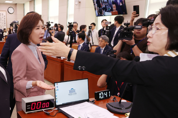 22일 서울 여의도 국회 법제사법위원회에서 열린 '건진법사 관봉권 띠지' 분실 관련 검찰개혁 입법청문회에서 국민의힘 나경원 의원 등 위원들이 추미애 위원장의 질서유지권 발동 등에 항의하고 있다. 연합뉴스