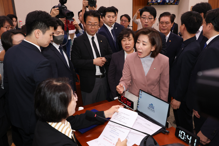 22일 국회 법제사법위원회에서 국민의힘 나경원 의원 등 위원들이 추미애 위원장의 질서유지권 발동에 항의하고 있다. 연합뉴스