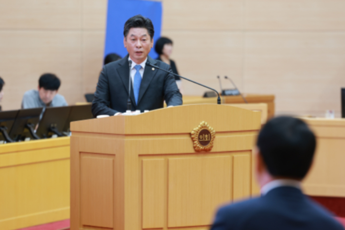 전라남도의회 이철 부의장(더불어민주당·완도 1)은 최근 열린 제393회 임시회 도정질문에서 전복 산업의 위기 극복을 위한 생산량 조절과 학교 급식 활용 방안 등을 제안했다. 전남도의회 제공