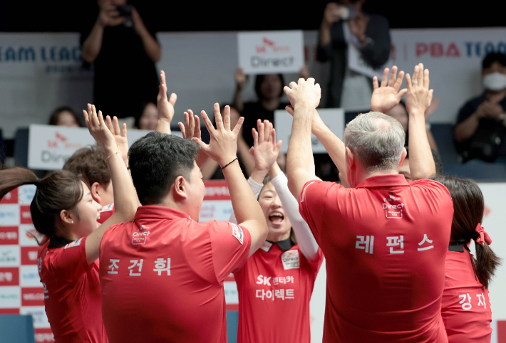 프로당구 팀 리그 3라운드 우승을 확정한 SK렌터카 선수들이 기뻐하는 모습. PBA 