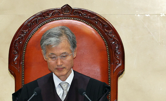 조희대 대법원장이 18일 서울 서초구 대법원에서 열린 전원합의체에서 잠시 생각에 잠겨있다. 연합뉴스