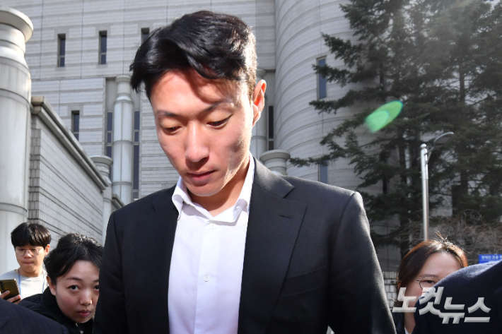 불법 촬영 혐의로 재판에 넘겨진 축구선수 황의조가 14일 오후 서울 서초구 서울중앙지방법원에서 열린 1심 선고 공판에서 징역 1년에 집행유예 2년을 선고 받은 후 법원을 나서고 있다. 류영주 기자