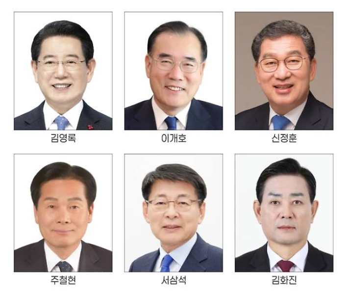 (왼쪽부터) 김영록 현 전남도지사, 이개호 국회의원, 신정훈 국회의원, 주철현 국회의원, 서삼석 국회의원, 김화진 국민의힘 전남도당위원장. 연합뉴스