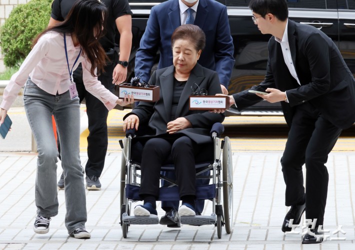 휠체어 타고 눈감은 한학자 총재