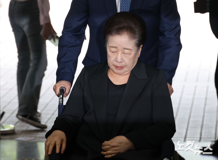 눈감은 채 영장심사 향하는 한학자 총재