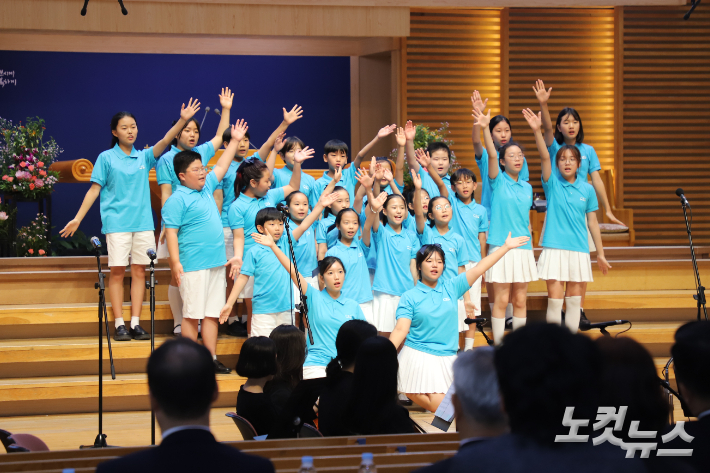 포항CBS소년소녀합창단은 'Cantar', '빛을 들고 세상으로'를 연주했다. 유상원 아나운서