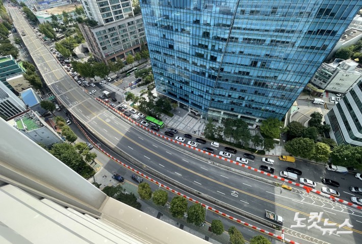 22일 서울 중구 서소문 고가차도가 철거 공사로 전면 통제되고 있다. 서울시는 서소문 고가차로 통행을 전면 통제하고 철거공사를 약 8개월간 진행해 내년 5월 완료를 목표로 한다. 이후 신설 공사를 착수해 2028년 2월 준공 예정이다.