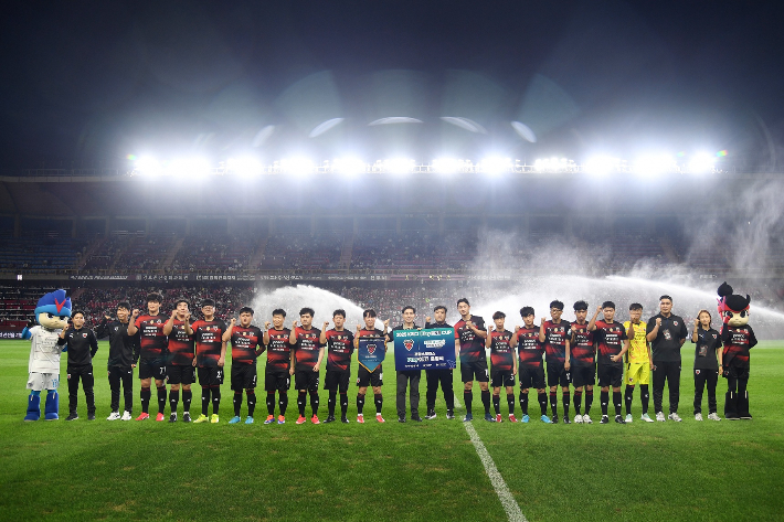 포항스틸러스 통합 축구팀이 지난 21일 포항 스틸야드에서 열린 제주SK전 홈경기에서 '2025 플레이원컵' 출정식을 가졌다.  포항스틸러스 제공