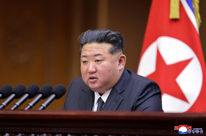 최고인민회의서 연설하는 김정은. 연합뉴스
