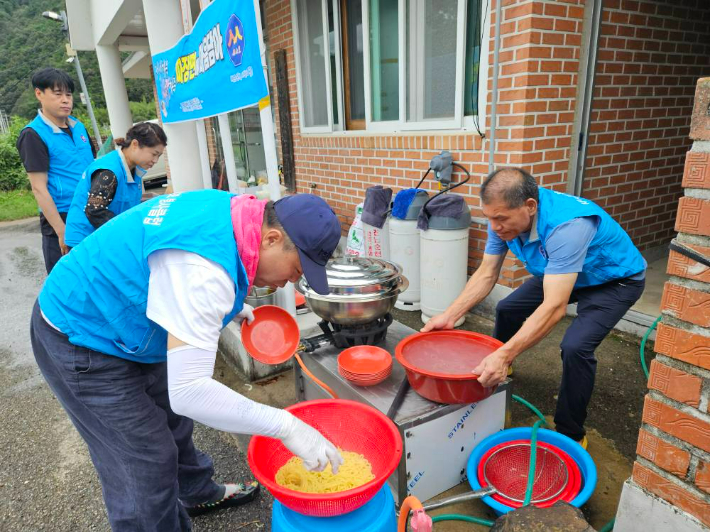 새시모 봉사클럽이 짜장면을 준비하고 있다. 새시모 봉사클럽 제공
