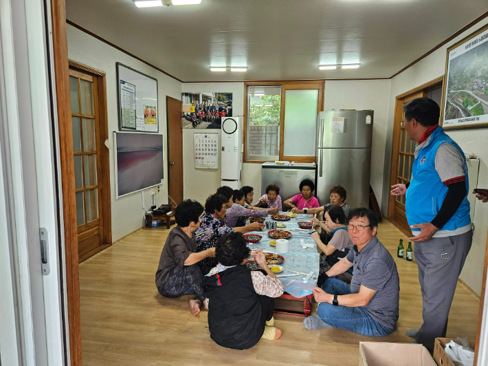 새시모 봉사클럽이 만든 짜장면으로 함께 식사하고 있다. 새시모 봉사클럽 제공
