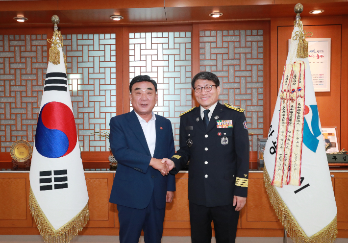 홍장표 신임 울산소방본부장(오른쪽)이 22일 울산시장실에서 김두겸 시장과 기념 촬영을 하고 있다. 울산시 제공