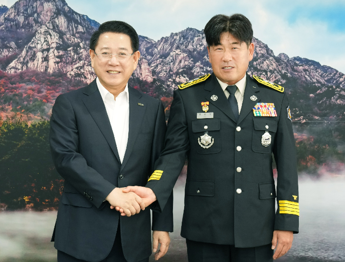 김영록 전라남도지사가 22일 도청 접견실에서 주영국 신임 전라남도 소방본부장과 면담을 마치고 기념촬영을 하고 있다. 전라남도 제공